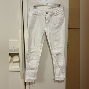 Chic White Distressed Ankle Jeans